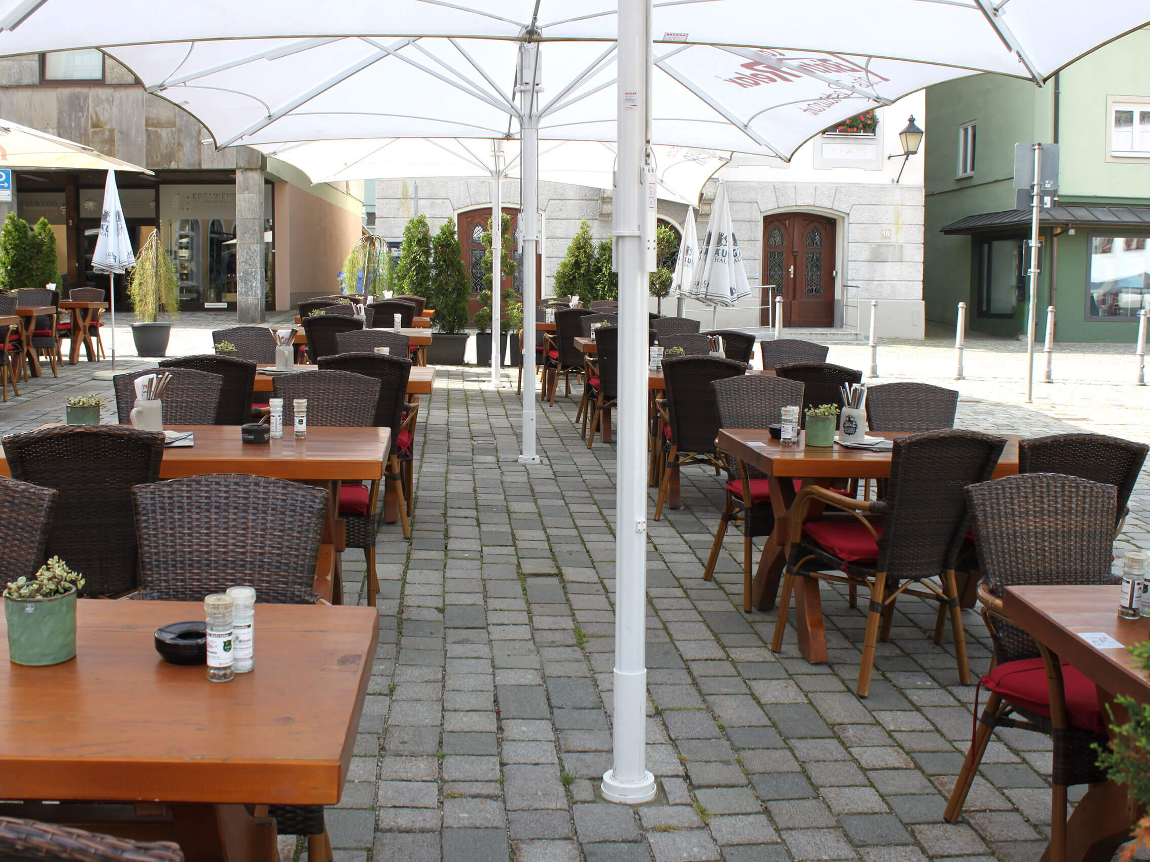 Unser Biergarten am Marktplatz in Immenstadt Unser Biergarten am Marktplatz in Immenstadt